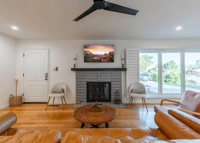 New! Scenic Escape | Yard/views/trails! *