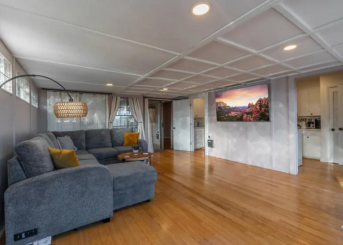 New! Scenic Escape | Yard/views/trails! *