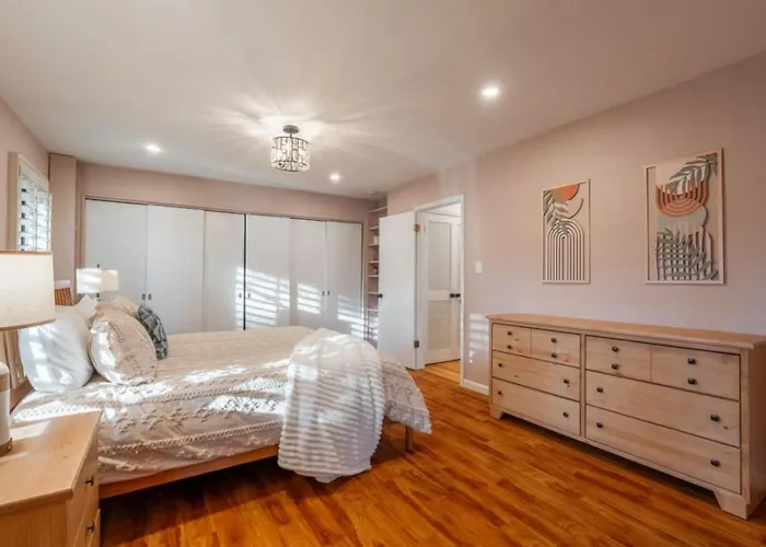 New! Scenic Escape | Yard/views/trails! *