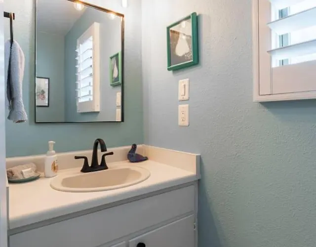 New! Scenic Escape | Yard/views/trails! *