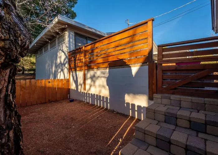 New! Scenic Escape | Yard/views/trails! *